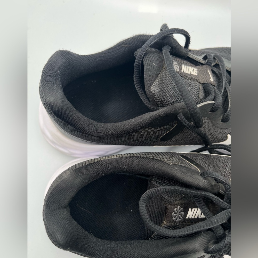 NIKE Men”s Revolution Black /White Athletic Running Shoes Size 8 W.  US - Picture 8 of 9